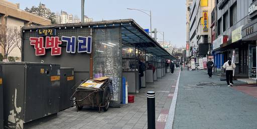 노량진 컵밥거리와 공무원 시험 준비생들이 몰려들던 노량진 고시원 상권. /성채리 인턴기자