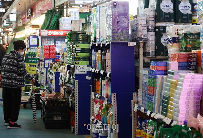 6일 서울 마포구 망원시장에서 시민들이 장을 보고 있다. 고이란 기자 photoeran@