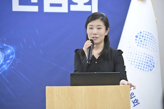12일 오후 서울스퀘어에서 국가인공지능전략위원회 사회분과 주관으로 개최된 '노동 현장 AI 전환과 일자리의 미래 릴레이 간담회'에서 유재연 사회 분과장이 참석자 소개를 하고 있다.(사진제공=국가AI전략위)