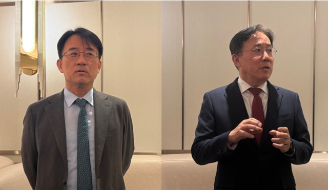 이청 삼성디스플레이 사장(왼쪽)과 정철동 LG디스플레이 사장이 12일 서울 롯데호텔월드에서 기자들의 질문에 답변하고 있다. 정수연 기자