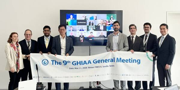 ▲&nbsp;제9차 GHIAA 총회에 한국수소연합 김재홍 회장(왼쪽에서 네번째)을 비롯한 참석자들이 기념촬영을 하고 있다.