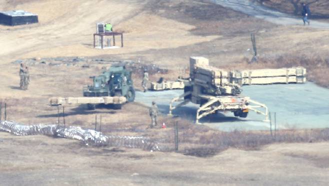 지난 5일 경북 성주군의 미군 사드 기지에서 방공무기 발사대 해체 작업이 진행되고 있다. (사진=연합뉴스)