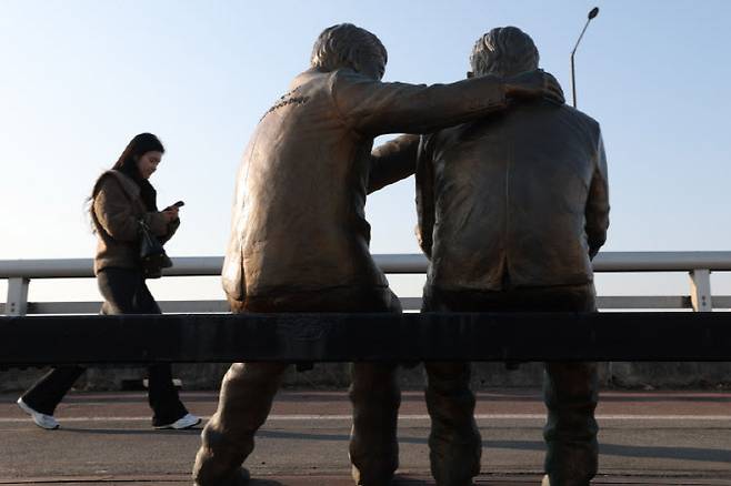 사회관계망서비스를 비롯한 온라인을 통한 자살유발정보가 지난해 60만건을 넘어선 가운데 서울 마포대교에 설치한 '한 번만 더' 동상 모습이 보이고 있다. (사진= 이영훈 기자)