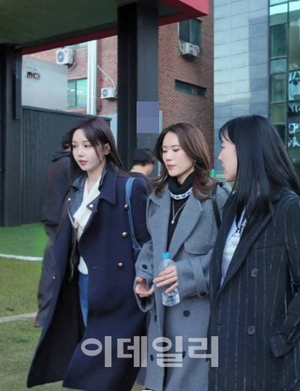 씨야 세 멤버는 최근 서울 성동구 성수동 모처에서 만나 재결합 활동을 위한 '완전체' 회동을 가졌다.