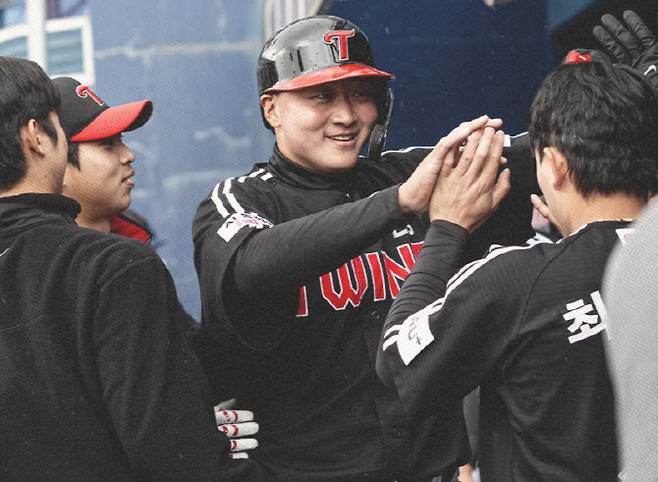 LG트윈스 이재원이 시범경기 개막전에서 홈런을 때린 뒤 동료들의 축하를 받고 있다. 사진=LG트윈스