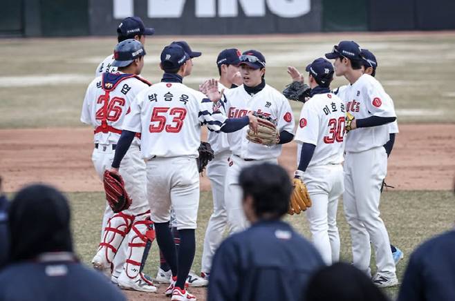 시범경기 개막전을 승리로 장식한 롯데자이언츠. 사진=롯데자이언츠