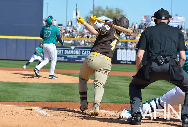 (타이 프랜스가 스프링캠프 경기에서 타격을 하고 있다)