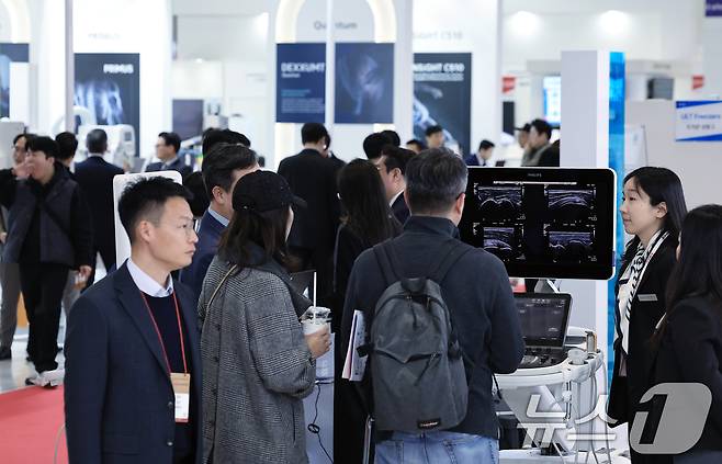 20일 오후 서울 강남구 삼성동 코엑스에서 열린 제40회 국제의료기기·병원설비전시회(KIMES 2025)를 찾은 참관객들이 다양한 의료기기를 살펴보고 있다. 2025.3.20 ⓒ 뉴스1 박정호 기자