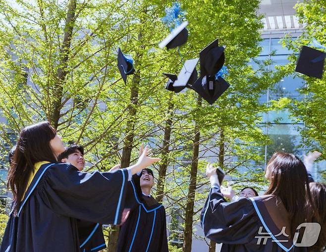 학사모를 던지고 있는 NLCS 제주 졸업생들.(NLCS 제주 제공, 재판매 및 DB 금지)
