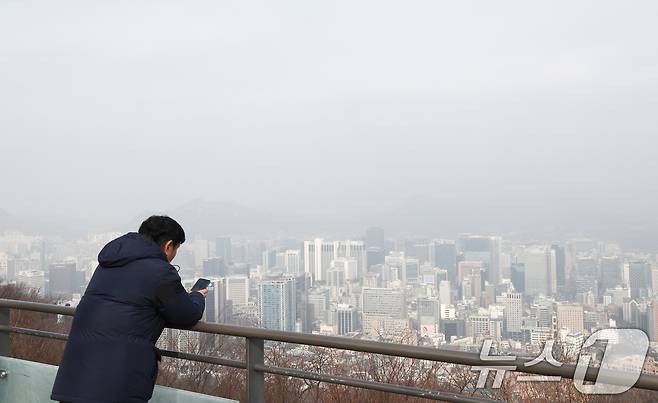 수도권 지역의 초미세먼지 농도가 '나쁨' 수준을 보인 5일 서울 남산에서 바라본 도심이 뿌옇다. 2026.2.5 ⓒ 뉴스1 최지환 기자