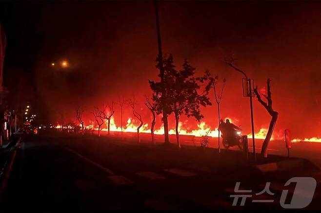 이란 수도 테헤란의 석유 저장시설에서 화재가 발생한 모습이다. 사진은 3월 7~8일 소셜미디어 영상을 캡처한 것이다. 2026.03.07 ⓒ AFP=뉴스1