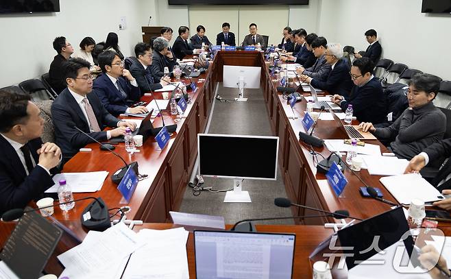 민병덕 더불어민주당 디지털자산 TF 위원이 지난달 24일 서울 여의도 국회 의원회관에서 TF 디지털자산입법안에 대한 자문위원 의견을 듣기 위해 열린 디지털자산 TF 위원 및 자문단 회의에서 발언하고 있다. 2026.2.24 ⓒ 뉴스1 유승관 기자