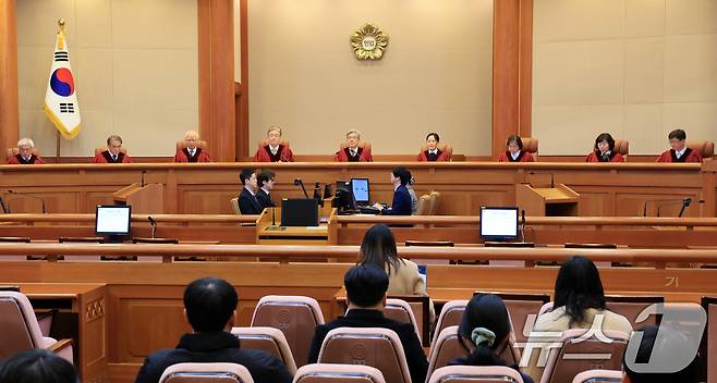 김상환 헌법재판소장과 재판관들이 지난달 26일 서울 종로구 헌법재판소에서 열린 2월 심판사건 선고를 위해 대심판정에 참석하고 있다. 2026.2.26 ⓒ 뉴스1 이호윤 기자