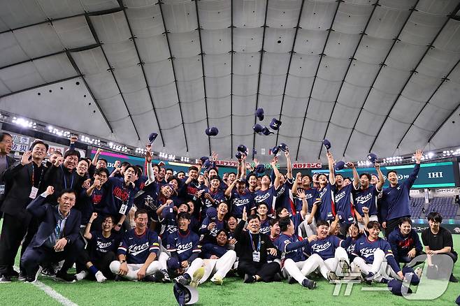 9일 일본 도쿄돔에서 열린 2026 월드베이스볼클래식(WBC) 조별리그 C조 대한민국과 호주의 경기, 7-2 승리로 8강 진출을 확정지은 대한민국 선수들이 허구연 총재와 함께 환호하고 있다. 2026.3.9 ⓒ 뉴스1 구윤성 기자