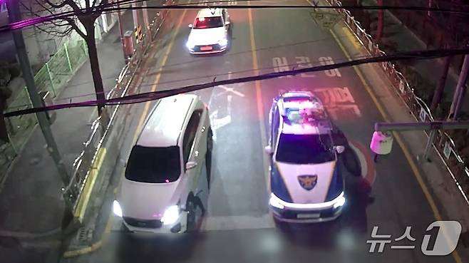 음주운전 차량을 쫓는 순찰차와 택시(대전경찰청 제공) /뉴스1