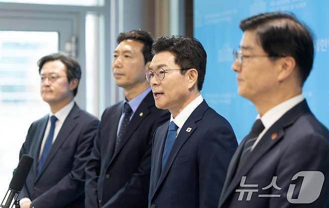 정원오 더불어민주당 서울시장 예비후보가 11일 서울 여의도 국회 소통관에서 열린 국회출입기자단 프레스데이에서 취재진의 질문에 답변하고 있다. 2026.3.11 ⓒ 뉴스1 이승배 기자