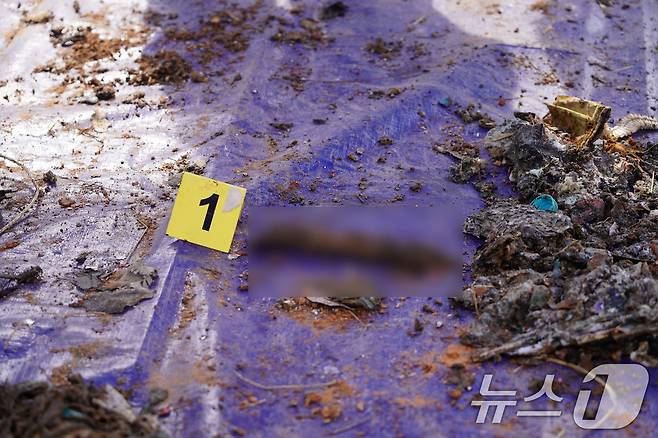 26일 국토부 항공철도사고조사위원회와 전남경찰청 등이 합동으로 진행한 제주항공 사고기 기체잔해물 재분류작업에서 인골 추정 유해가 발견된 모습.(유가족협의회 제공. 재판매 및 DB 금지) 2026.2.26 ⓒ 뉴스1 박지현 기자