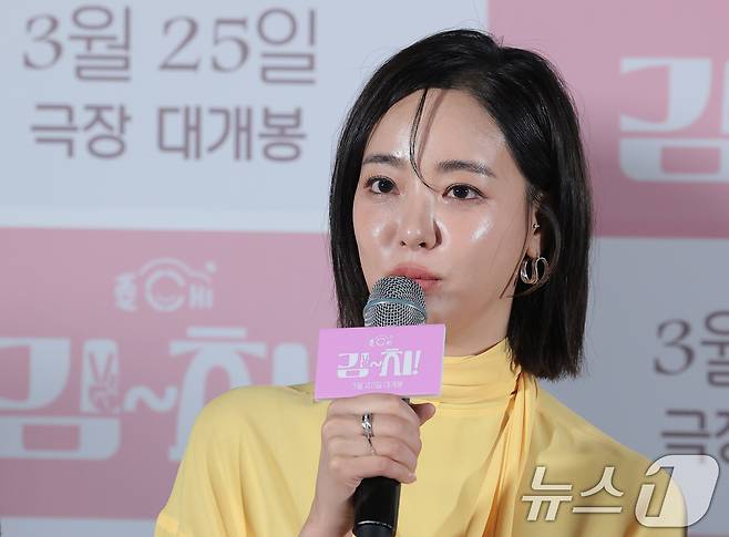 배우 이주연이 12일 오후 서울 용산구 CGV 용산아이파크몰에서 열린 영화 ‘김~치!’ 언론시사회에서 인사말을 하고 있다. ‘김~치!’는 인생의 초점을 잃어버린 ‘민경’이 매일 아침 집앞에 앉아서 죽은 손녀를 향해 손흔드는 할아버지 ‘덕구’를 카메라에 담으며, 서로의 빈 시간을 채워가는 따뜻한 힐링 드라마다. 2026.3.12 ⓒ 뉴스1 권현진 기자