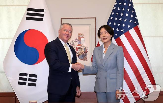 정의혜 외교부 차관보가 12일 오후 서울 종로구 정부서울청사에서 마이클 디솜브레 미 국무부 동아시아 태평양 담당 차관보 면담에 앞서 악수하며 기념촬영을 하고 있다. (공동취재) 2026.3.12 ⓒ 뉴스1 임세영 기자