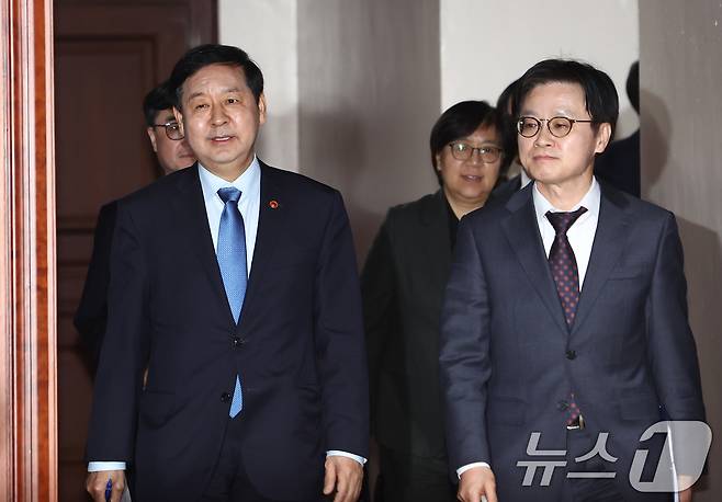 구윤철 경제부총리 겸 재정경제부 장관(왼쪽)과 김정관 산업통상자원부 장관 등이 12일 오후 서울 종로구 정부서울청사 영상회의실에서 열린 '민생물가 특별관리 관계장관 TF 회의'에 참석하고 있다. 2026.3.12 ⓒ 뉴스1 김민지 기자