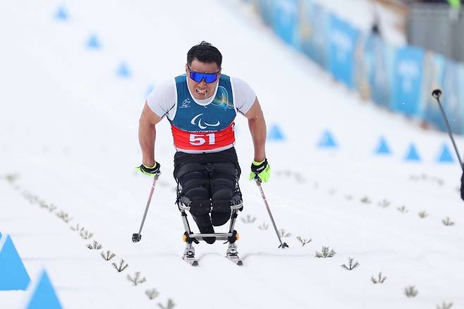 신의현이 11일(현지시간) 이탈리아 테세로 크로스컨트리 스타디움에서 열린 2026 밀라노·코르티나 동계패럴림픽 크로스컨트리 스키 남자 좌식 10㎞ 인터벌 스타트에서 9위를 기록했다. 이번 대회 처음으로 ‘톱10’에 들었다. 사진 | 대한장애인체육회