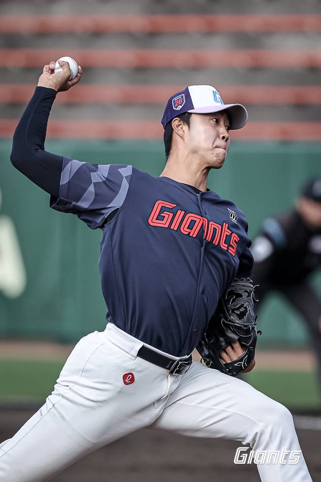 롯데 윤성빈이  1일 일본 미야자키 미야코노조 구장에서 열린 지바롯데와 평가전에서 힘차게 공을 던지고 있다. 사진 | 롯데 자이언츠