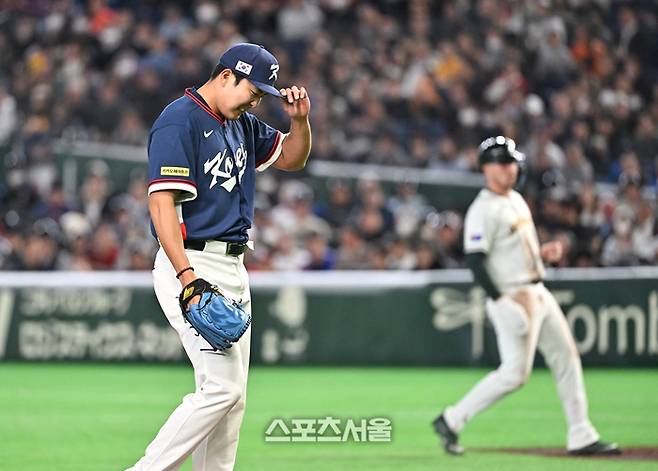 대한민국 야구대표팀의 손주영이 9일 일본 도쿄 도쿄돔에서 열린 2026 월드베이스볼클래식(WBC) 조별리그 호주와 경기 1회말 1사 1루 상화에서 호주의 화이트필드에게 볼넷을 허용한 뒤 아쉬워하고 있다. 도쿄(일본) | 박진업 기자 upandup@sportsseoul.com