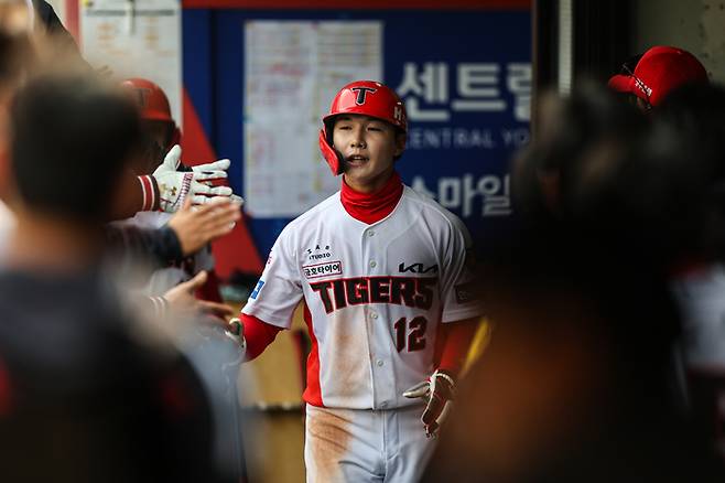KIA 정형창이 12일 광주-기아 챔피언스필드에서 열린 SSG와 시범경기에서 득점한 후 더그아웃에서 동료들과 하이파이브를 하고 있다. 사진 | KIA 타이거즈