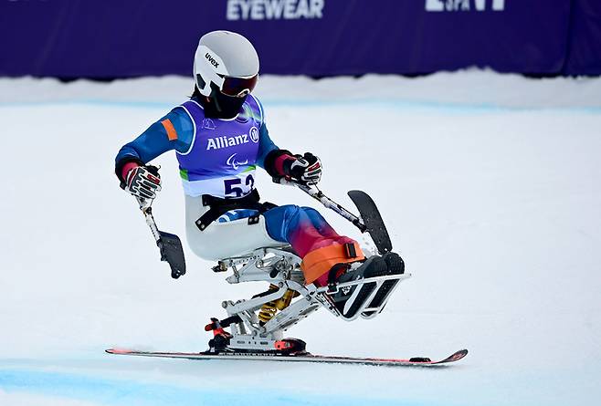 박채이가 12일(현지시간) 이탈리아 코르티나 토파네 알파인스키 센터에서 열린 2026 밀라노·코르티나 동계패럴림픽 알파인스키 여자 대회전 좌식 부문 1차 레이스를 펼치고 있다. 사진 | 대한장애인체육회