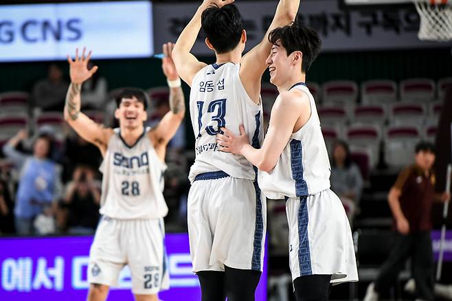 소노 임동섭이 11일 창원체육관에서 열린 2025~2026 LG전자 프로농구 6라운드 LG전에서 이정현과 켐바오의 축하를 받고 있다. 사진 | KBL