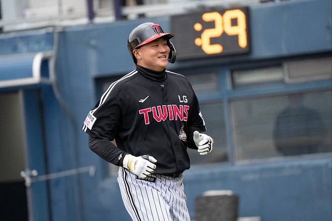 LG 이재원이 12일 창원 마산구장에서 열린 NC와 2026 KBO리그 시범경기에서 홈런을 치고 미소 짓고 있다. 사진 | LG 트윈스