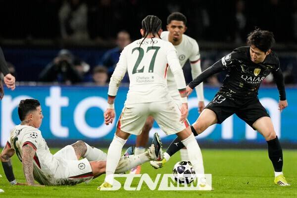 파리 생제르맹(PSG)의 이강인(오른쪽)이 11일(현지시간) 프랑스 파리의 파르크 데 프랭스에서 열린 2025-26 유럽축구연맹(UEFA) 챔피언스리그(UCL) 16강 1차전 첼시(잉글랜드)와 경기 중 공을 다투고 있다. 이강인은 후반 24분 교체 출전했으며, PSG는 5-2로 승리했다. /사진=뉴시스(AP)