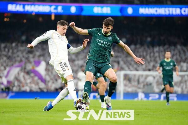 레알 마드리드의 페데리코 발베르데(왼쪽)와 맨체스터 시티의 루벤 디아스가 공을 차지하기 위해 싸우고 있다. /사진=뉴시스(AP)