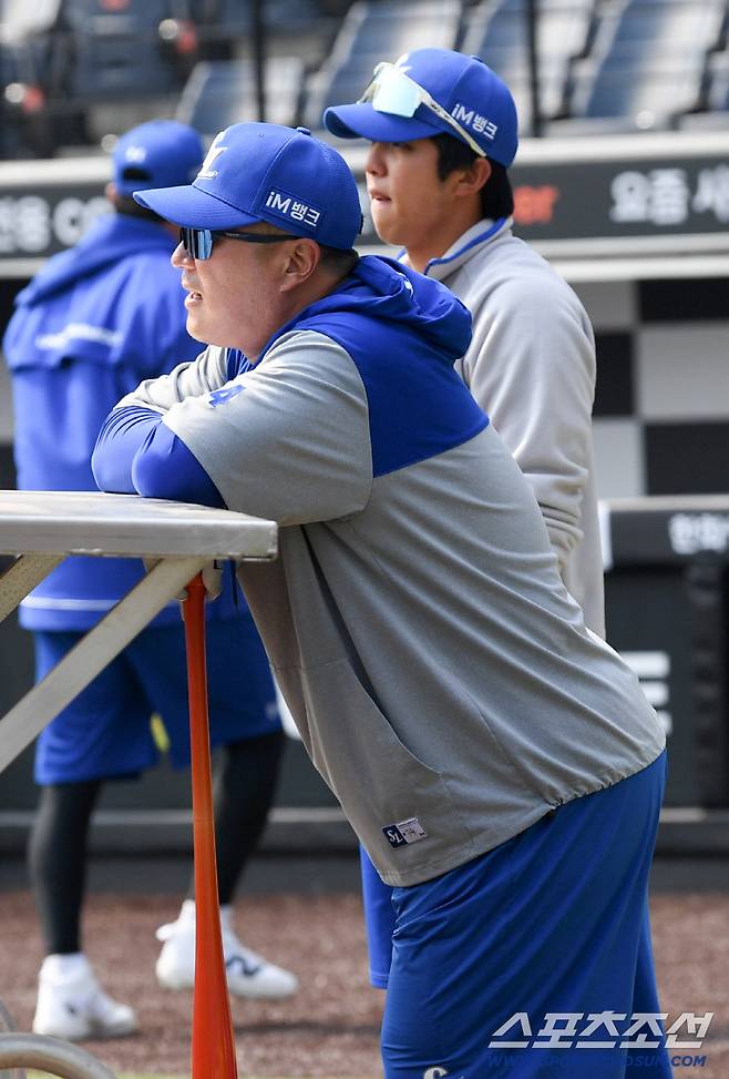 12일 대전한화생명볼파크에서 열린 KBO리그 한화 이글스와 삼성 라이온즈의 시범경기. 삼성 최형우가 훈련을 지켜보고 있다. 대전=박재만 기자 pjm@sportschosun.com/2026.03.12/