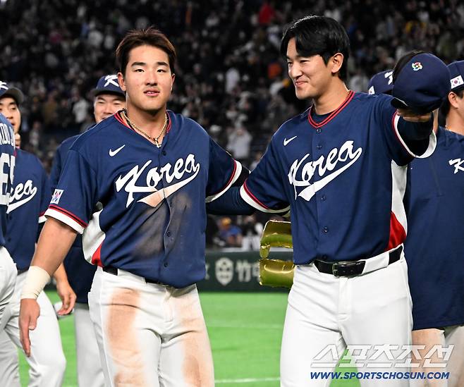 9일 일본 도쿄돔에서 열린 WBC(월드베이스볼클래식) 한국과 호주의 경기, 한국이 승리하며 8강행을 확정했다. 안현민과 고영표가 기뻐하고 있다. 도쿄(일본)=허상욱 기자wook@sportschosun.com/2026.03.09/
