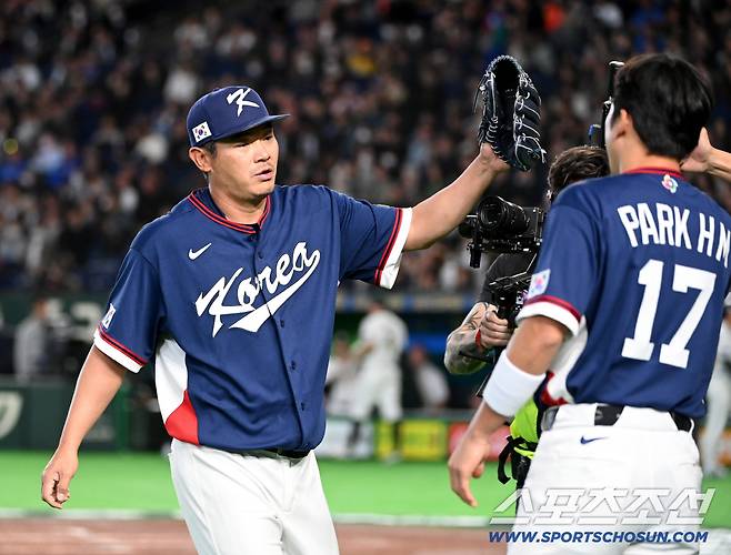 9일 일본 도쿄돔에서 열린 WBC(월드베이스볼클래식) 한국과 호주의 경기, 2회말 투구를 무실점으로 마친 노경은이 기쁨을 나누고 있다. 도쿄(일본)=허상욱 기자wook@sportschosun.com/2026.03.09/
