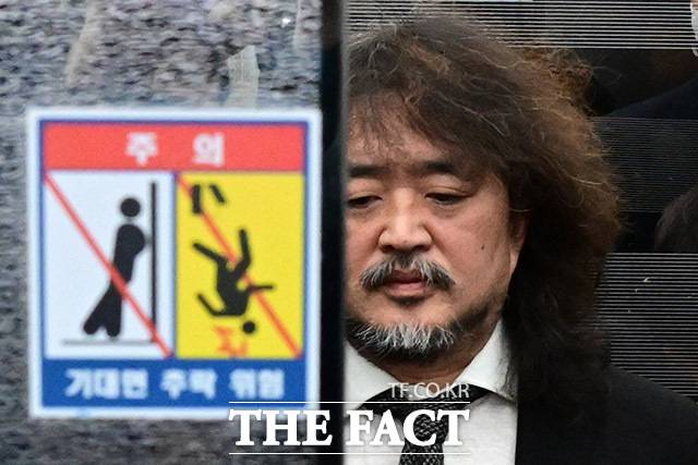 친여 성향 방송인 김어준 씨의 유튜브에서 제기된 ‘이재명 대통령 공소취소 거래 의혹’은 당내 혼란에 기름을 부었다. 사진은 2024년 12월 13일 국회에서 열린 과학기술정보방송통신위원회 전체회의에 참고인으로 출석한 김 씨. /남윤호 기자