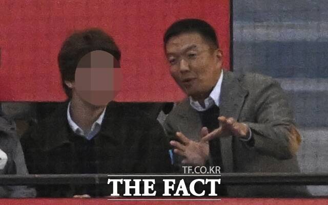 LG가(家) 사위 윤관 블루런벤처스 대표가 지난해 3월 서울 송파구 잠실야구장에서 열린 2025 KBO리그 LG트윈스와 한화이글스의 경기를 관람하며 관계자와 대화하고 있다. /박헌우 기자