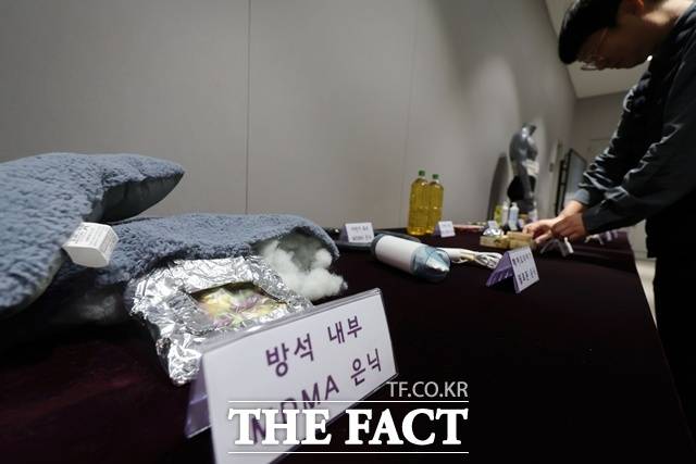 국무조정실과 관세청은 12일 인천국제공항 특송물류센터와 국제우편물류센터를 방문해 마약류 검사현장을 점검하고, 마약류 해외 밀반입 차단 방안에 대해 논의했다. 사진은 지난해 12월 5일 서울 강남구 서울세관에서 열린 마약단속 국제공조 추진현황 및 관세청 마약단속 종합대책 브리핑에 앞서 관계자가 은닉 도구 샘플을 정리하는 모습. /뉴시스