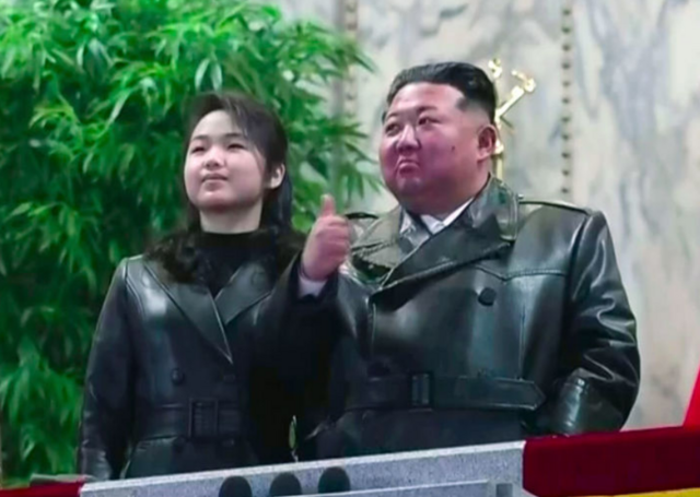 정 부소장은 주애의 사격 사진이 거듭 공개된 데 대해 "김정은을 실질적으로 보좌하고 자신도 일정한 능력이 있다는 걸 보여주는 단계로의 이행"이라고 분석했다. 사진은 김 위원장이 지난달 25일 평양 김일성광장에서 열린 노동당 제9차 대회 기념 열병식에 주애와 함께 선 모습. /뉴시스.조선중앙TV 갈무리