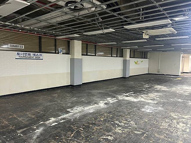 토너먼트 데스크 공간. 이 공간은 기존 긴 테이블만 비치되어 있었지만 가벽을 설치해 룸 형태로 바뀔 예정이다.
