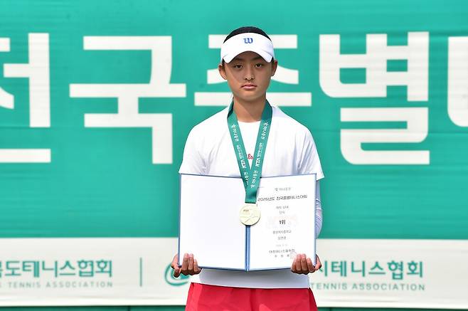 U-14 여자단식 챔피언 임연경(중앙여중1). 대한테니스협회