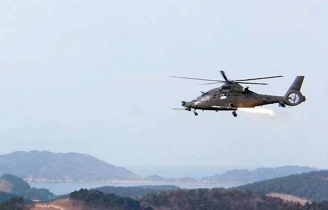 지난 10일 충남 태안 안흥시험센터에서 실시한 품질인증사격시험에서 소형무장헬기 공대지유도탄 '천검'이 발사되고 있다.