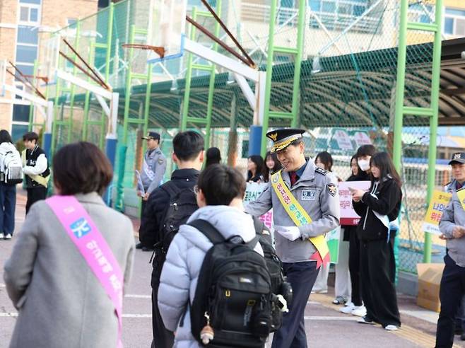 김영근 광주경찰청장이 12일 오전 광주 북구 신용중학교 인근에서 캠페인을 통해 학교폭력 근절 메시지를 전달하고 있다. 광주경찰청 제공