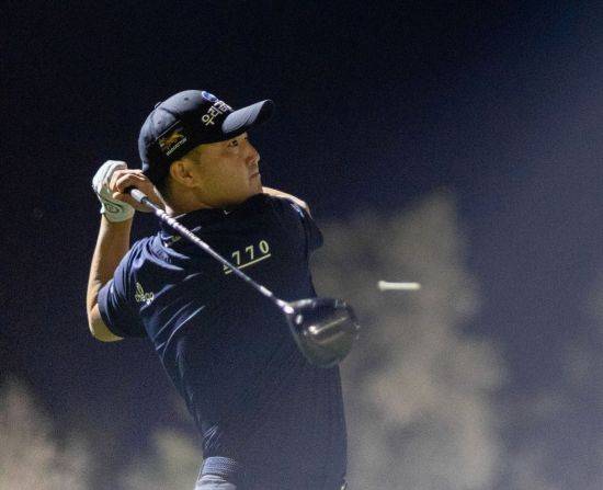 이태훈이 LIV 골프 싱가포르 1라운드에서 공동 선두로 나섰다. LIV 골프 제공