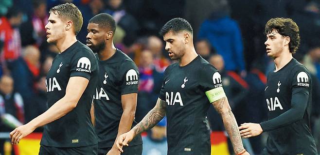 잉글랜드 프로축구 토트넘 선수들이 11일(한국 시각) 스페인 아틀레티코 마드리드와의 UEFA 챔피언스리그 16강 1차전에서 전반에만 4골을 내준 뒤 무거운 발걸음으로 그라운드를 빠져나가고 있다. 토트넘은 2대5로 대패, 1882년 창단 후 처음으로 6연패 늪에 빠졌다. 왼쪽부터 미키 판 더펜, 케빈 단소, 주장인 크리스티안 로메로, 아치 그레이./로이터 연합뉴스