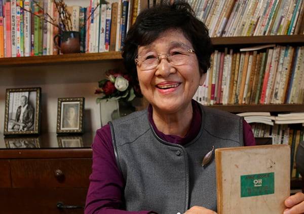 2014년 3월 18일, 서울 자택에서 창조사에서 나온 ‘빨강머리 앤’ 초판을 손에 들고 있는 신지식 선생. 그는 “번역을 많이 했지만 ‘앤’처럼 주인공이 수다스러운 책도 없었다”고 했다.