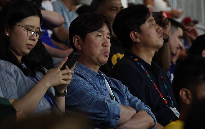 류지현 한국 야구대표팀 감독이 11일(현지시간) 미국 플로리다주 마이애미 론디포파크에서 열린 2026 월드베이스볼클래식(WBC) D조 도미니카와 베네수엘라의 경기를 지켜보고 있다. /연합뉴스