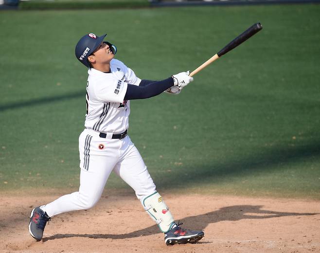 12일 이천 두산베어스파크에서 열린 두산과 키움의 KBO리그 시범 경기에서 김주오가 타격하고 있다./송정헌 스포츠조선 기자