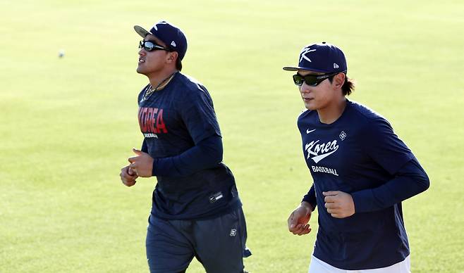 WBC 8강전 경기를 앞둔 한국 야구 국가대표팀의 이정후(오른쪽)와 안현민이 11일(현지 시각) 미국 마이애미 FIU 베이스볼 스타디움에서 훈련하고 있다./연합뉴스
